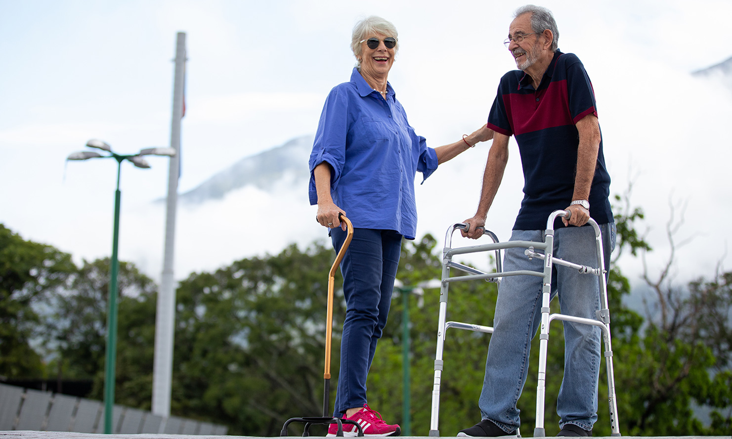 Personas ríen en Caracas